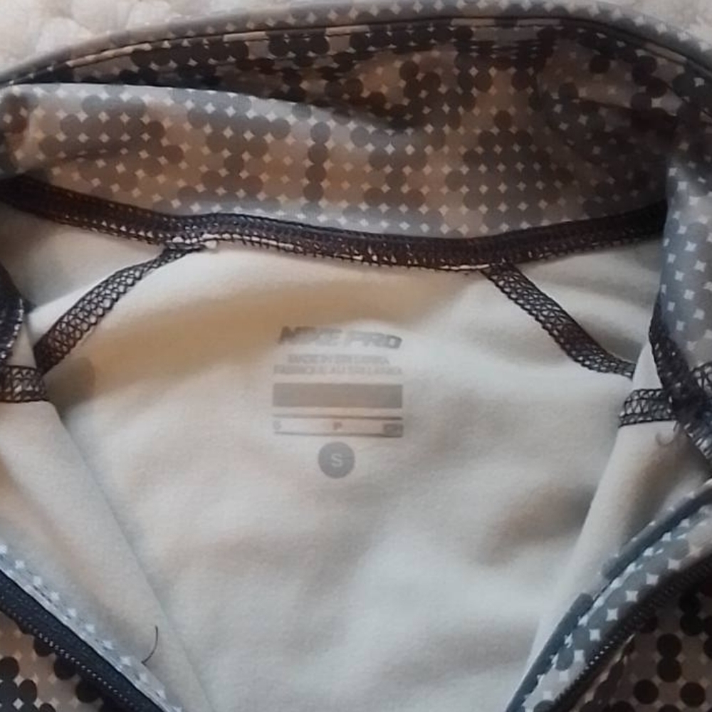 Nike half zip pullover. - Picture 2 of 4